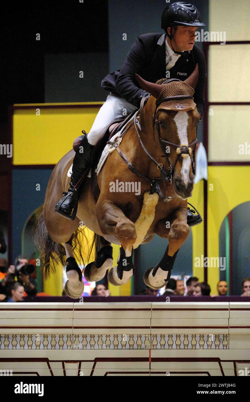 Willem GREVE (NED) in sella a PRETTY WOMAN VAN 'T PARADIJS durante Saut-Hermes, evento equestre FEI CSI 5 il 17 marzo 2024 al Grand Palais Ã&#x89;phemere a Parigi, Francia Foto Stock