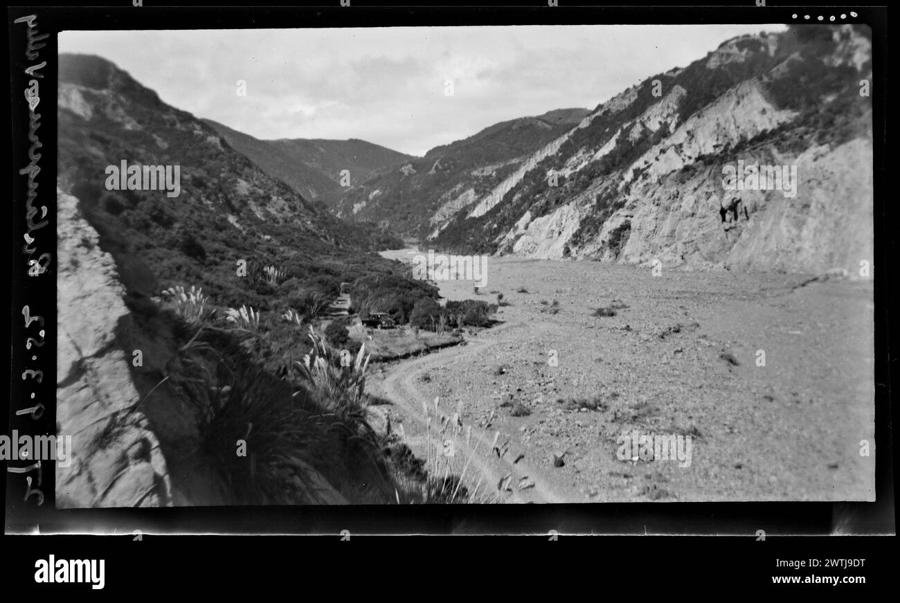 Visita ai Pinnacoli di Putangirua e ai vecchi siti Maori: Gelatina della valle di Putangirua negativi d'argento, negativi in bianco e nero Foto Stock