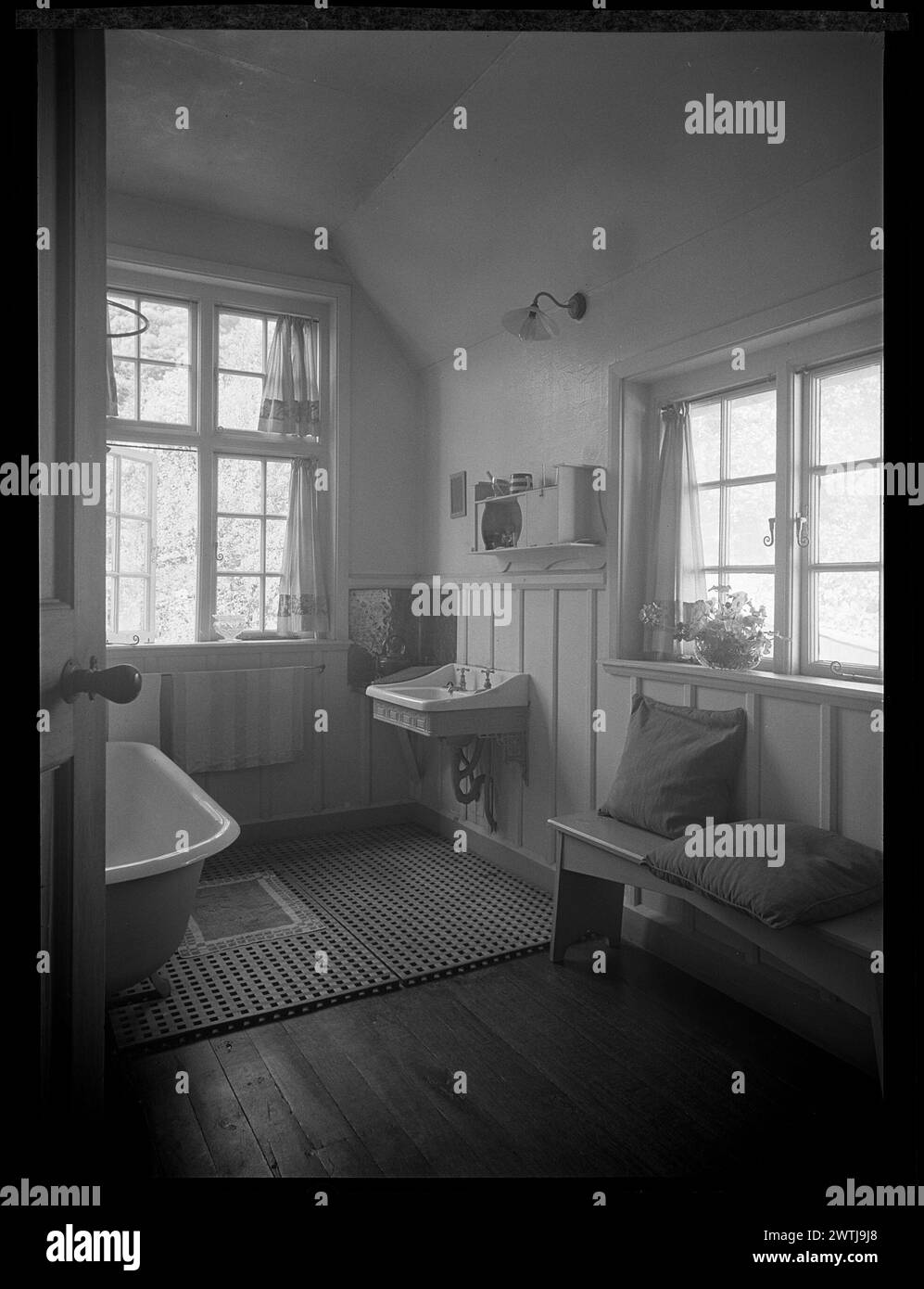 Bagno nella casa di Lady Grey con negativi in argento gelatina, negativi in bianco e nero Foto Stock