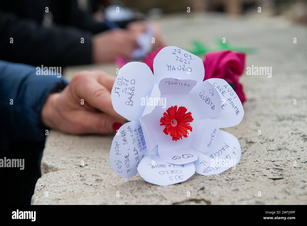 Manifestazione a largo di Torre Argentina, dell'Associazione dei familiari delle vittime del Covid. Nella foto i familiari con le immagini dei parenti deceduti durante il covid e i fiori di carta con i nomi delle vittime - Cronaca - Roma, Italia - Lunedì, 18 marzo 2024 (foto Valentina Stefanelli/LaPresse) dimostrazione in largo di Torre Argentina, a cura dell'Associazione dei parenti delle vittime Covid. Nella foto, i familiari con immagini di parenti morti durante il covid e fiori di carta con i nomi delle vittime. News - Roma, Italia - giovedì, lunedì 18 2024 (foto Valentina Stefanell Foto Stock