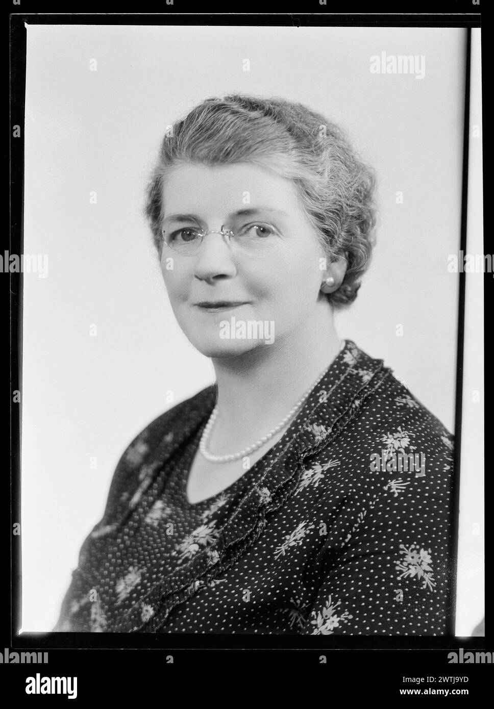Donna; incisi "Mrs A. Friend" negativi in gelatina d'argento, negativi in bianco e nero, ritratti in studio Foto Stock Donna; incisi "Mrs A. Friend" negativi in gelatina d'argento, negativi in bianco e nero, ritratti in studio Foto Stock