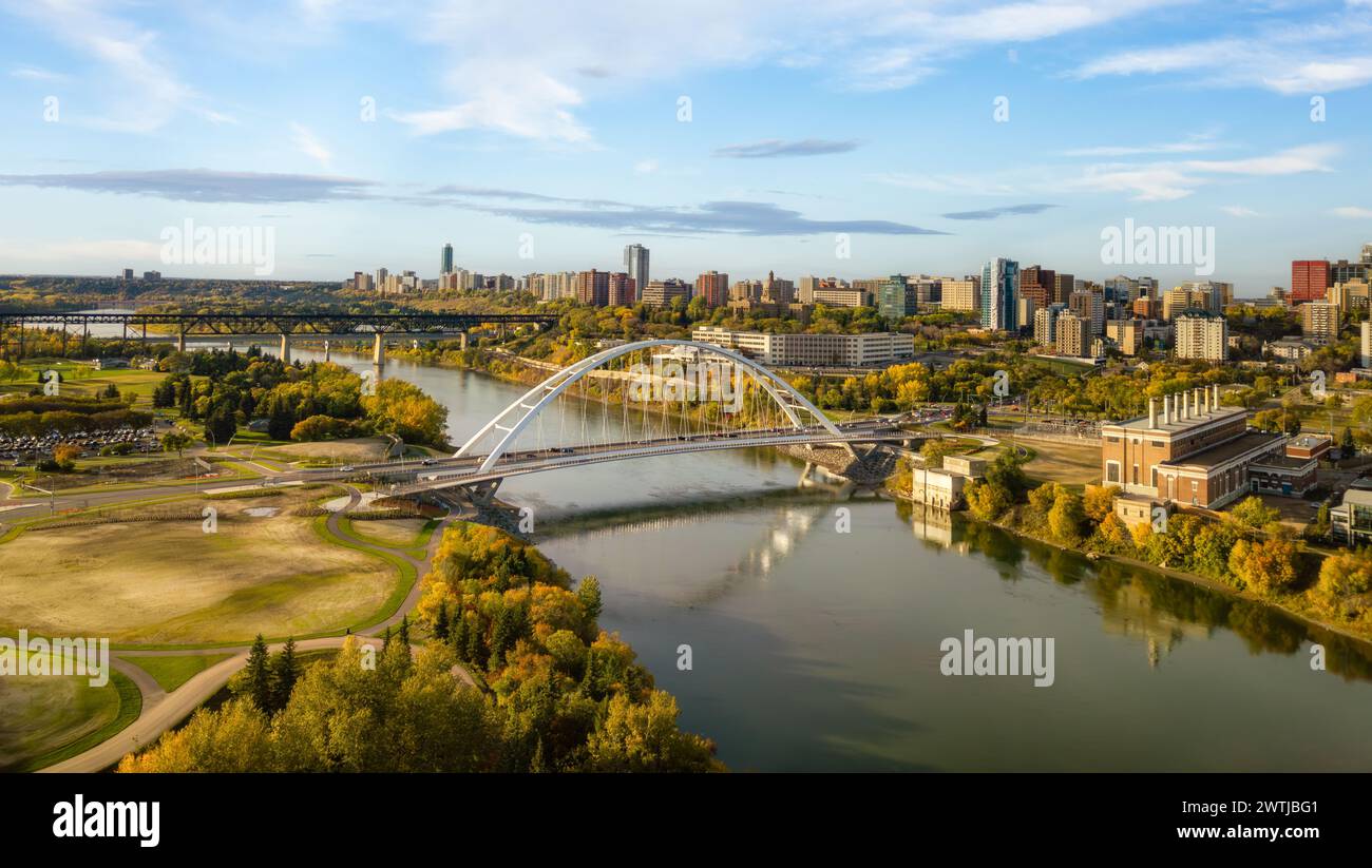 Ponte sul fiume con la città sullo sfondo. Edmonton, Alberta, Canada. Foto Stock