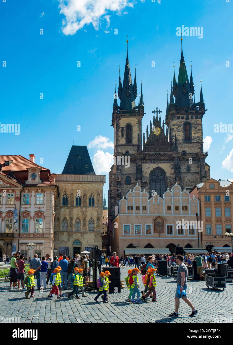 Scuola visita alla Piazza della Città Vecchia, la Chiesa di Nostra Signora di Tyn, Praga, Repubblica Ceca Foto Stock