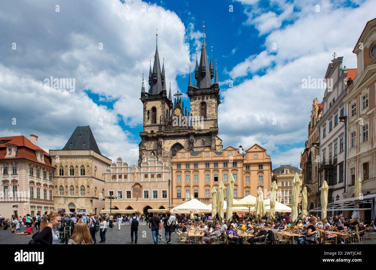Palazzo Kinsky, la Chiesa di Nostra Signora di Tyn, Piazza della Città Vecchia, Jan Hus monumento, Staromestske namesti, Praga, Repubblica Ceca Foto Stock