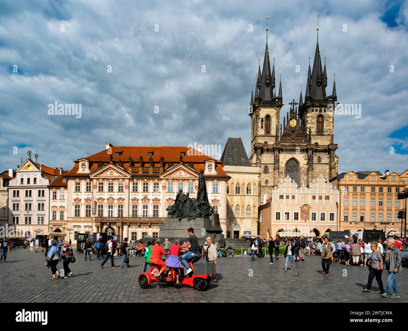 Palazzo Kinsky, la Chiesa di Nostra Signora di Tyn, Piazza della Città Vecchia, Jan Hus monumento, Staromestske namesti, Praga, Repubblica Ceca Foto Stock