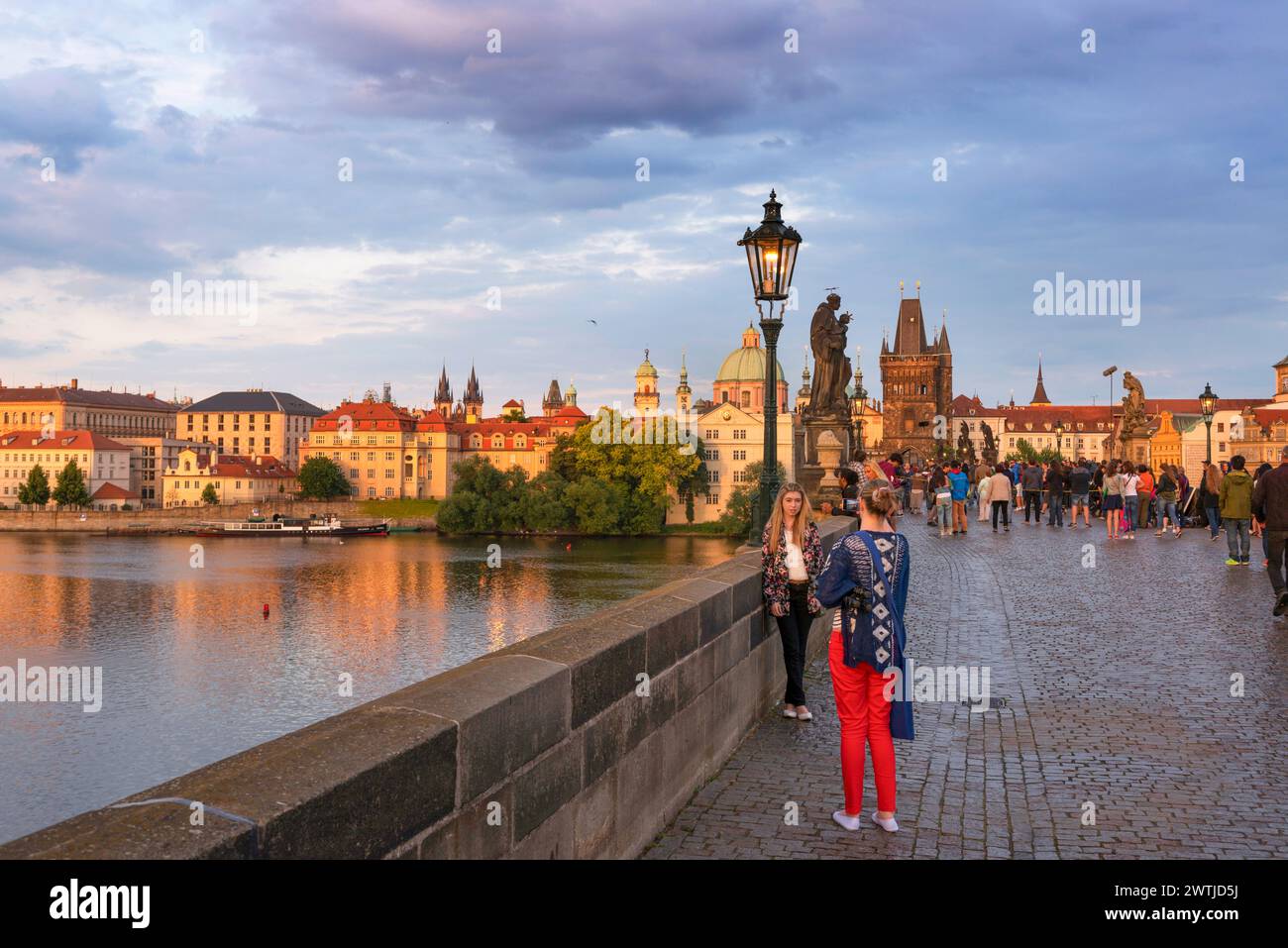 Al tramonto sul Ponte Carlo, guardando alla Città Vecchia, Praga, Repubblica Ceca Foto Stock