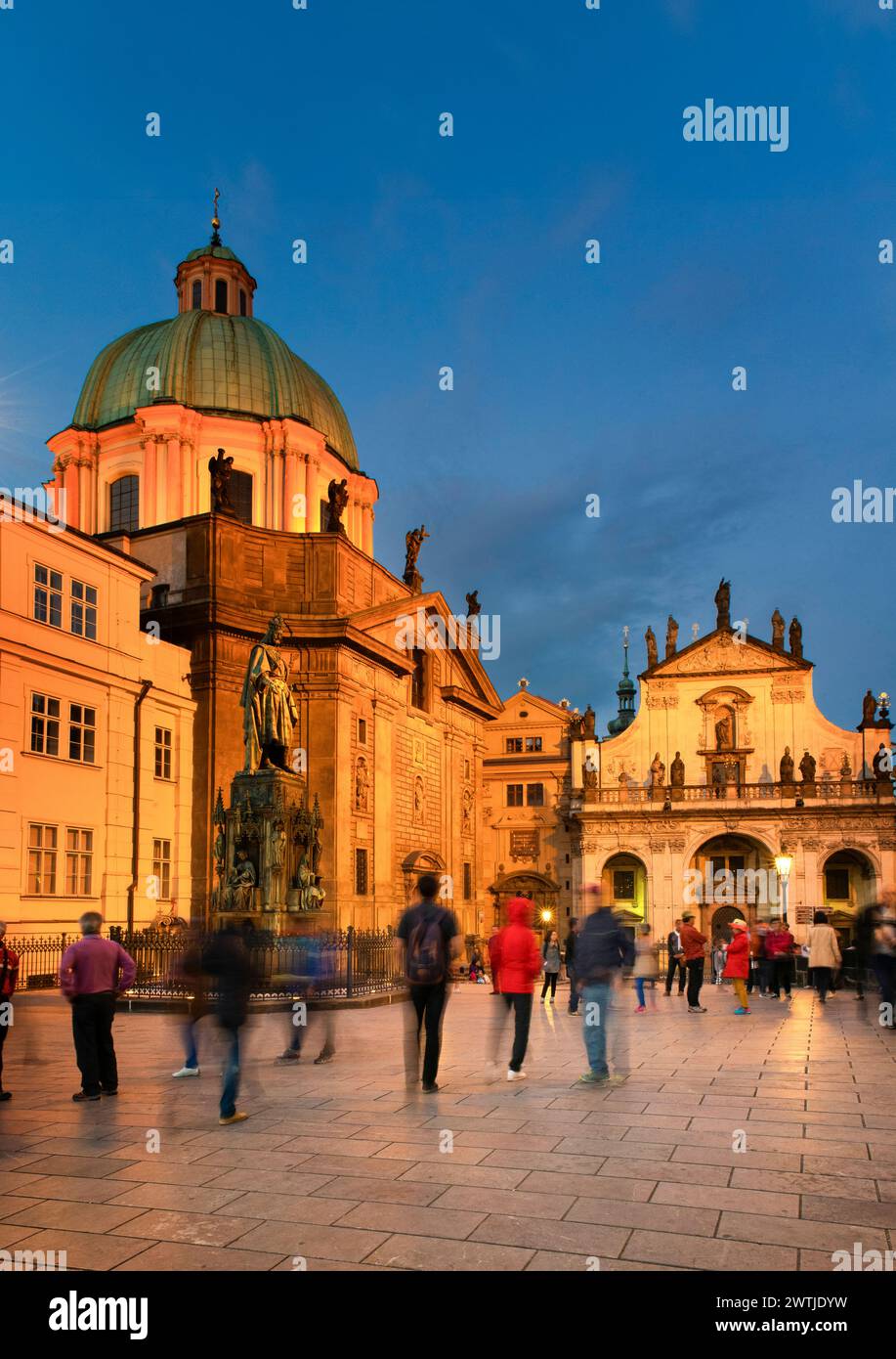 Chiesa di S.. Francesco e la Chiesa del Santo Salvatore, Piazza dei Cavalieri di Croce, città Vecchia, Praga, Repubblica Ceca, Foto Stock Chiesa di S.. Francesco e la Chiesa del Santo Salvatore, Piazza dei Cavalieri di Croce, città Vecchia, Praga, Repubblica Ceca, Foto Stock