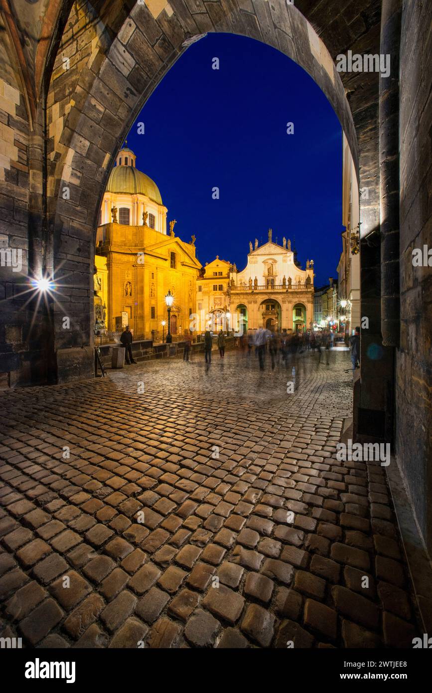Vista attraverso la Torre del ponte della città Vecchia, la Chiesa di San Francesco e la Chiesa del Santo Salvatore, Piazza dei Cavalieri della Croce, città Vecchia, Praga, Repubblica Ceca Foto Stock Vista attraverso la Torre del ponte della città Vecchia, la Chiesa di San Francesco e la Chiesa del Santo Salvatore, Piazza dei Cavalieri della Croce, città Vecchia, Praga, Repubblica Ceca Foto Stock