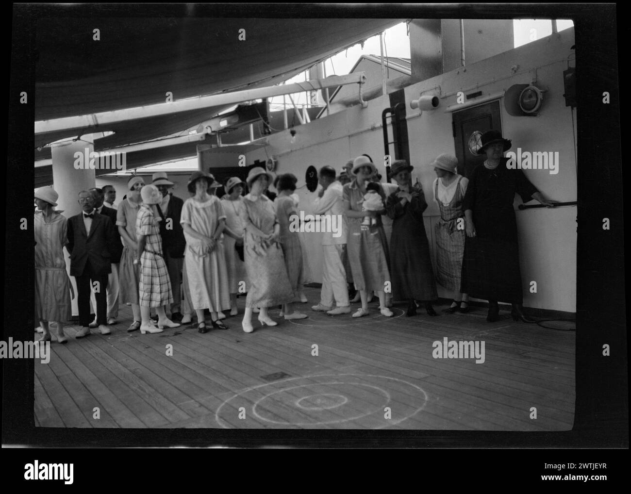 Persone sul ponte gelatina argento negativi, bianco e nero negativi Foto Stock