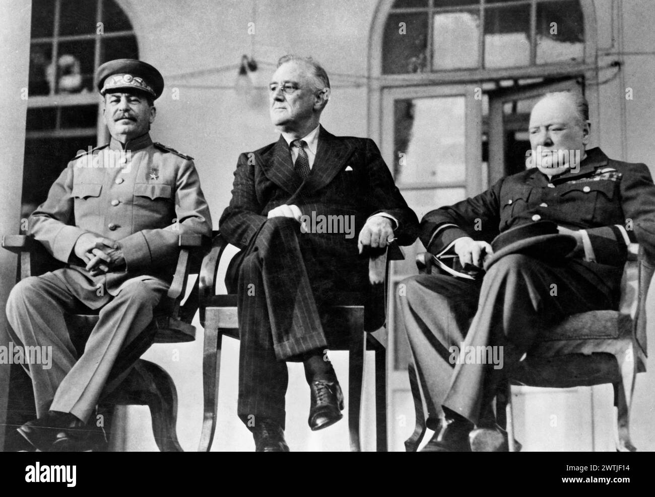 Da sinistra a destra, il segretario generale sovietico Joseph Stalin, il presidente degli Stati Uniti Franklin D. Roosevelt e il primo ministro britannico Winston Churchill conferiscono a Teheran, 1943 Foto Stock