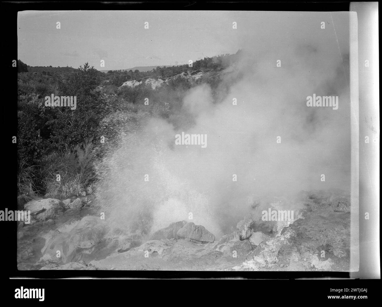 Geyser erupting nitrate negative, black-and-white negative Foto Stock