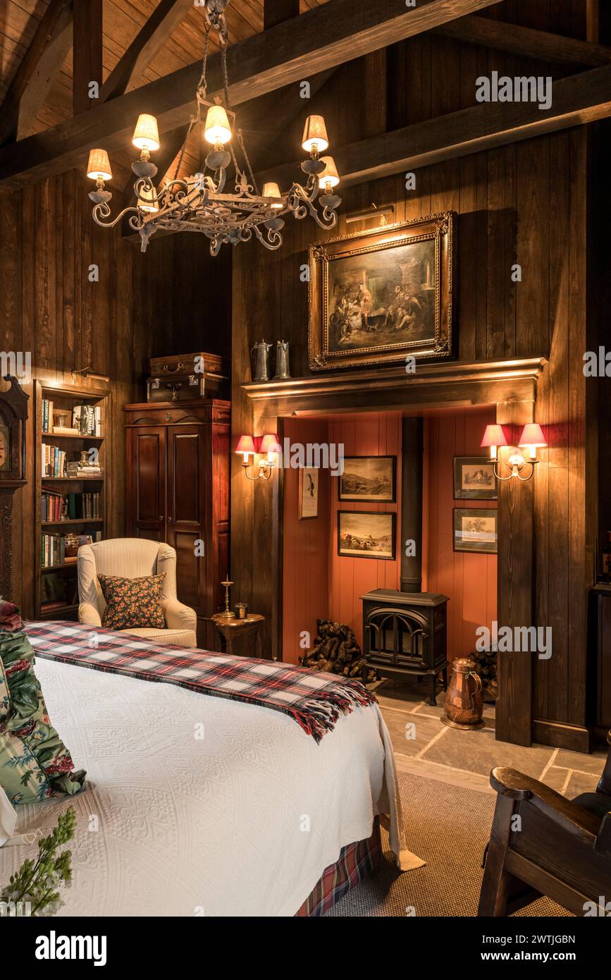 Candelabra sopra il caminetto in un lussuoso hotel con pannelli in legno ad Ardfin, sull'isola del Giura, Ebridi interne, Scozia, Regno Unito Foto Stock