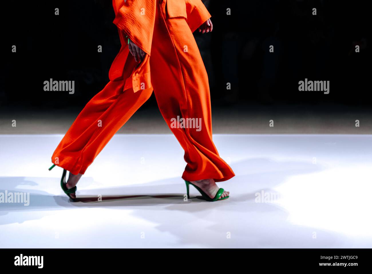 Eleganti pantaloni, blusa e tacchi verdi da donna arancioni Foto Stock