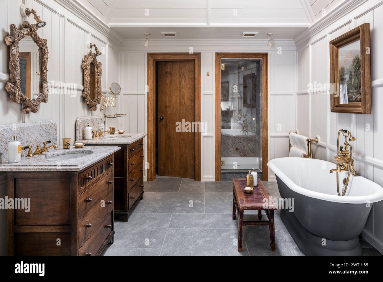 Bagno autoportante con due antichi lavabi in legno in un hotel di lusso ad Ardfin, sull'Isola di Giura, Ebridi interne, Scozia, Regno Unito Foto Stock