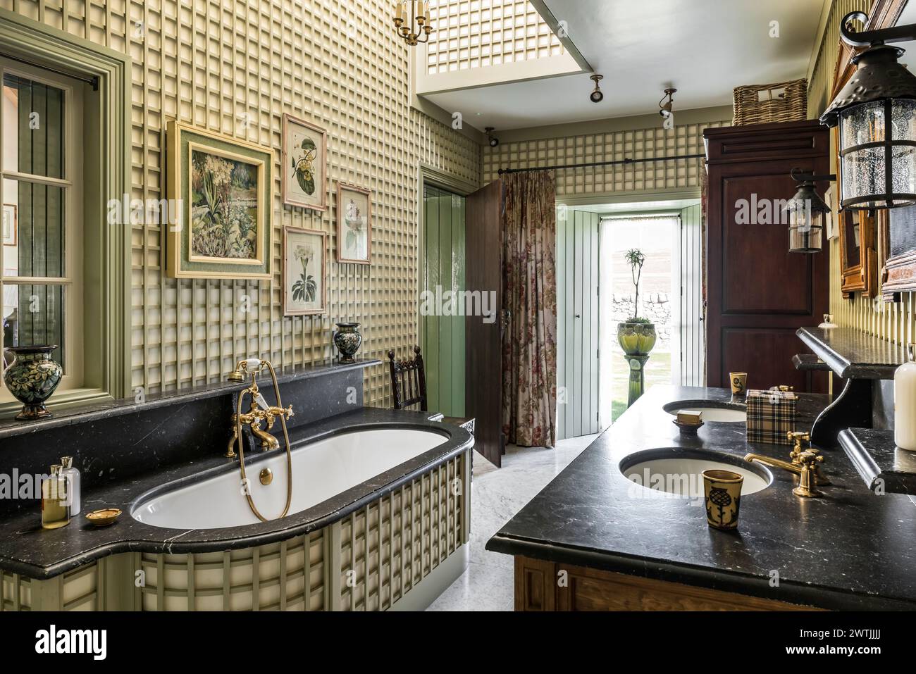 Pannelli decorativi nel bagno di un hotel di lusso ad Ardfin, sull'isola di Giura, Ebridi interne, Scozia, Regno Unito Foto Stock