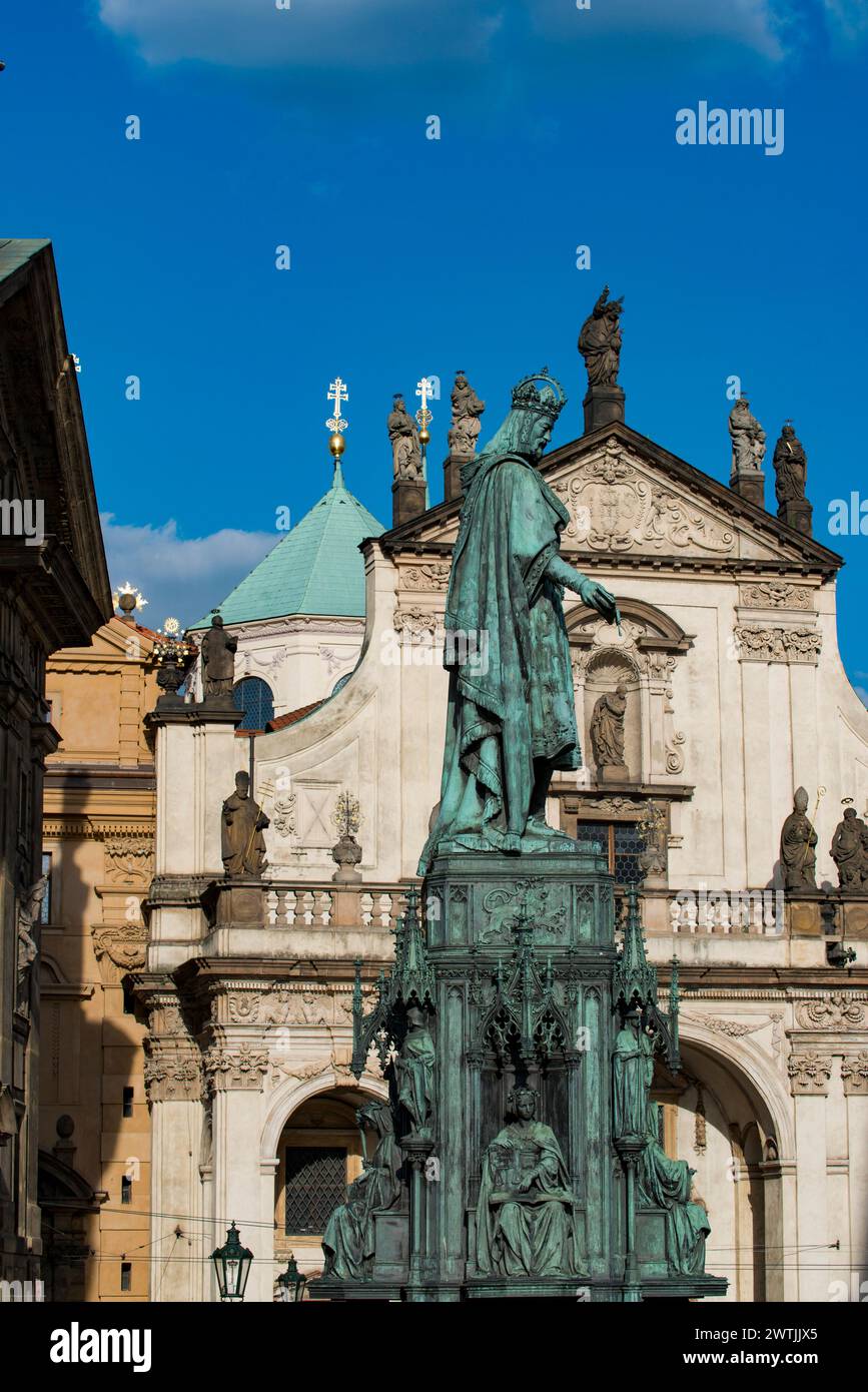 Statua di Carlo 1V in Cavalieri della Croce, Piazza della Città Vecchia di Praga, Repubblica Ceca Foto Stock Statua di Carlo 1V in Cavalieri della Croce, Piazza della Città Vecchia di Praga, Repubblica Ceca Foto Stock