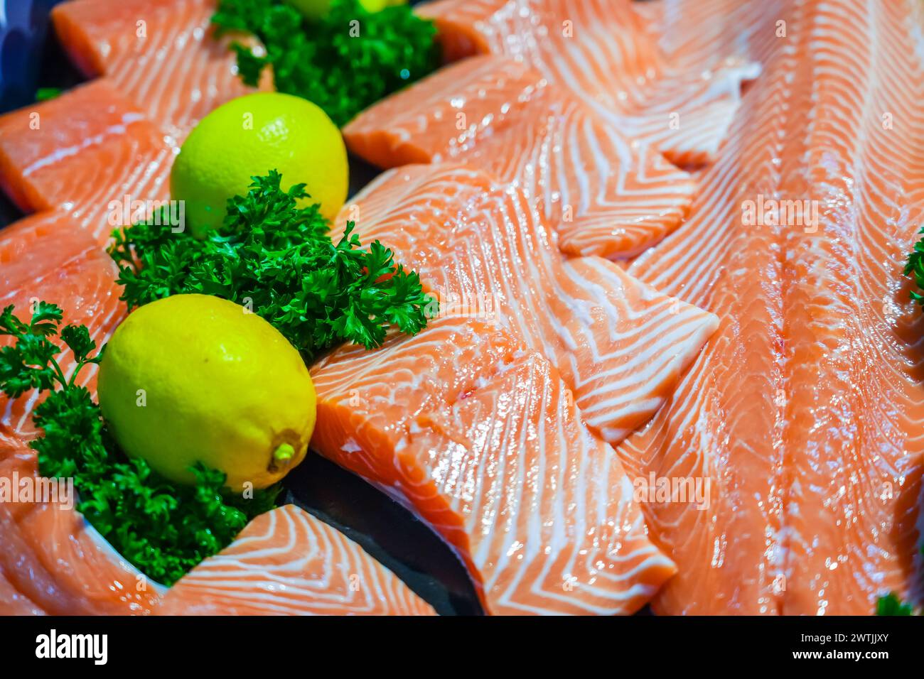 Porzione di pesce cotto arrosto al salmone e limone fresco sul banco del negozio. Foto Stock