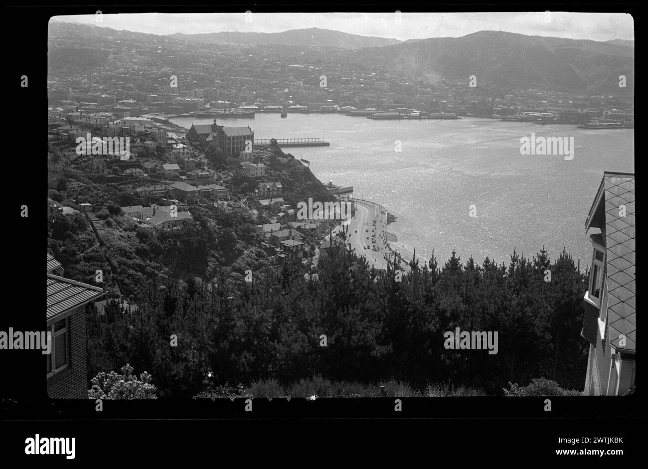 Vedute di Wellington: Negativi d'argento gelatina di Oriental Bay, negativi in bianco e nero Foto Stock