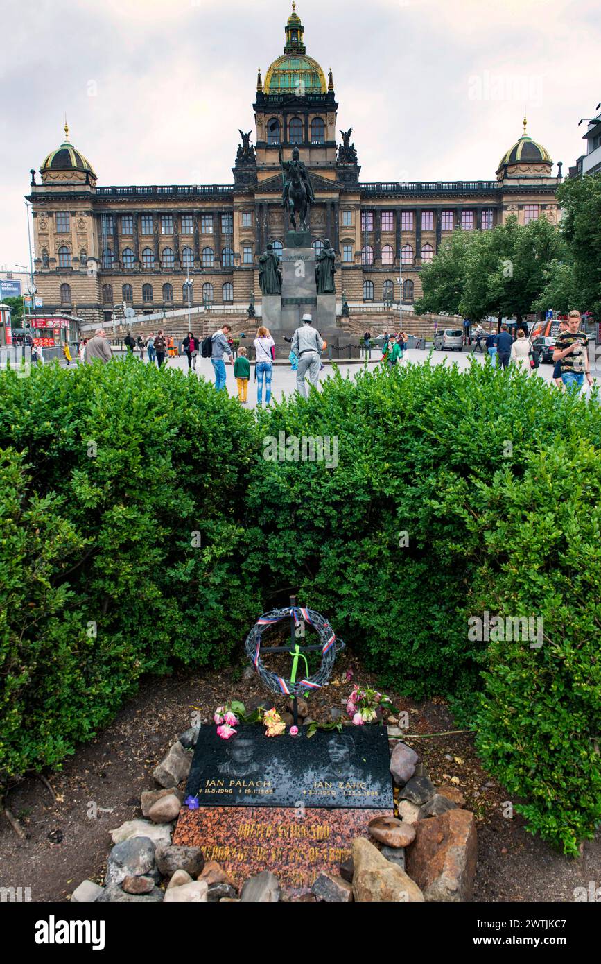 Jan Palach e Jan Zajic memorial in Piazza Venceslao e il Museo Nazionale di Praga, Repubblica Ceca Foto Stock