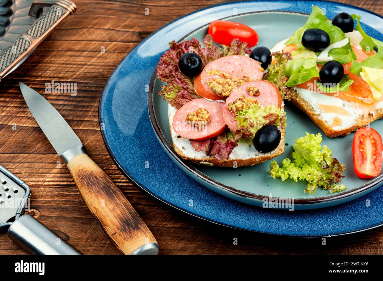 Panini aperti con salmone salato e salsicce per colazione Foto Stock