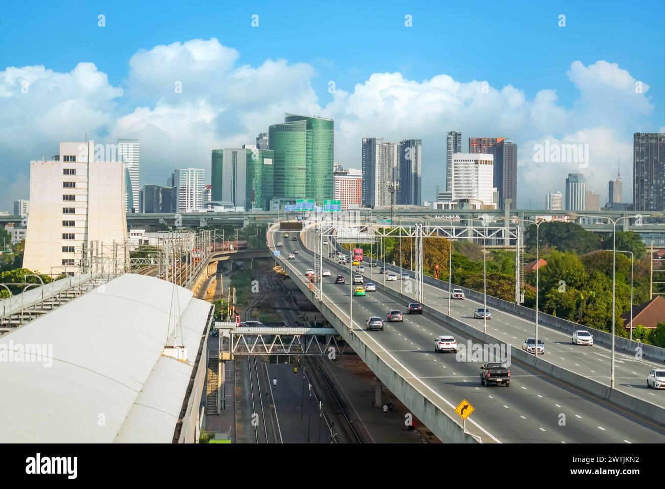 Vista panoramica di una città moderna con incroci stradali e ferroviari con edifici alti, zona finanziaria e residenziale. Foto Stock