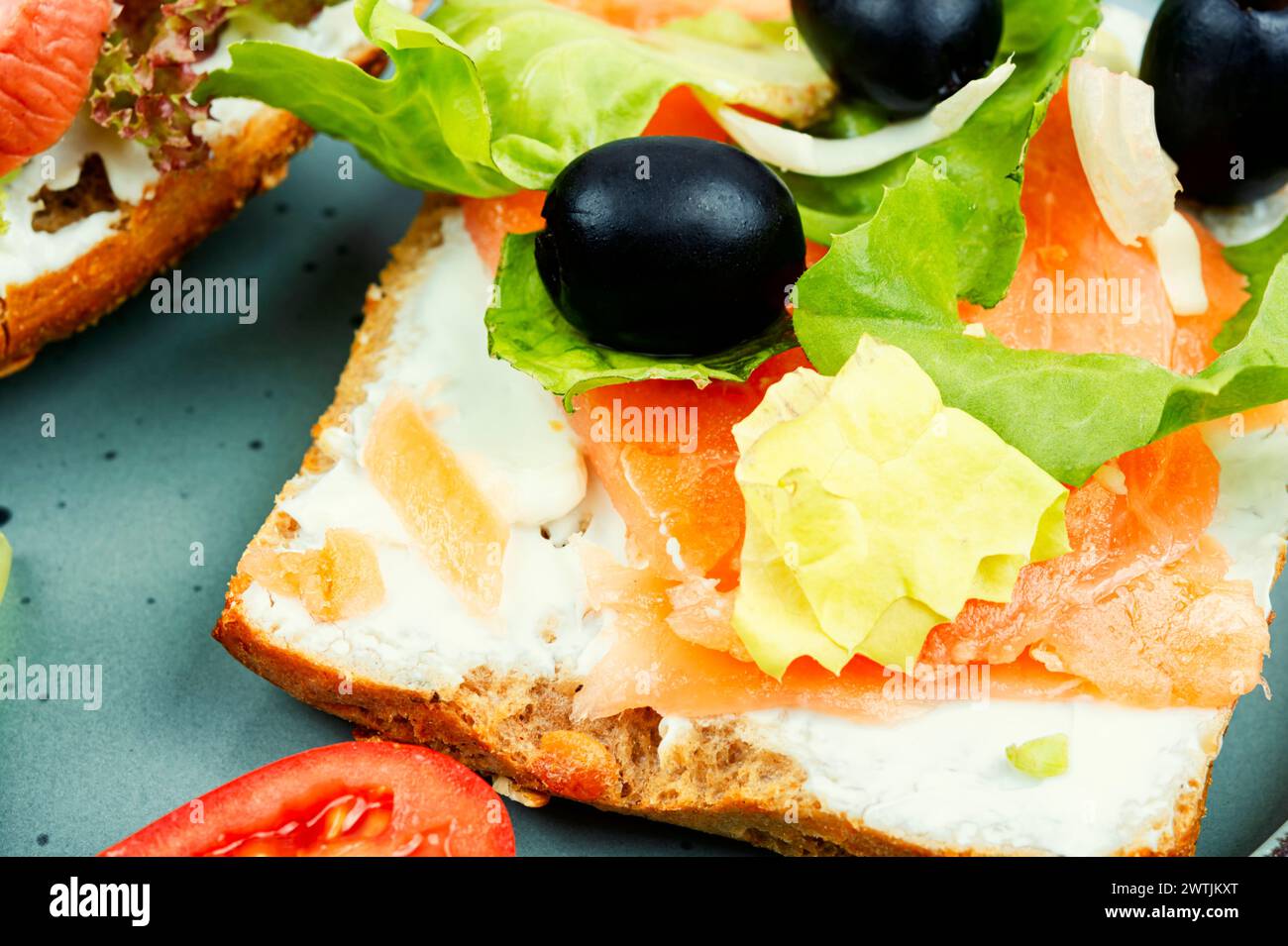 Appetitosi panini con pesce salato per colazione. Toast aperti. Foto Stock
