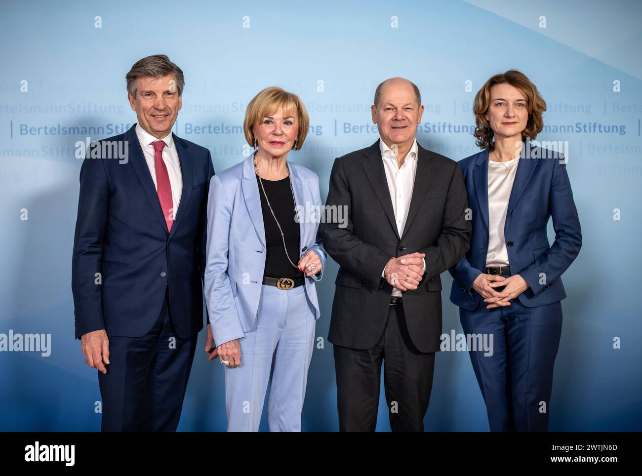 Berlino, Germania. 18 marzo 2024. Il Cancelliere Olaf Scholz (SPD) è tra Daniela Schwarzer, presidente del Bertelsmann Stiftung e Liz Mohn, rappresentante di Bertelsmann e Ralph Heck, presidente del Bertelsmann Stiftung all'evento di discussione Bertelsmann "come rafforzare la nostra democrazia”. Crediti: Michael Kappeler/dpa/Alamy Live News Foto Stock