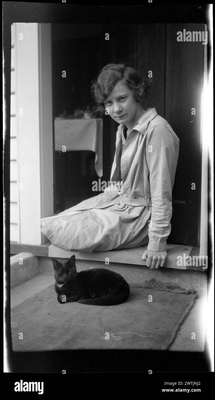 Donna con negativi d'argento gelatina gatto, negativi in bianco e nero Foto Stock