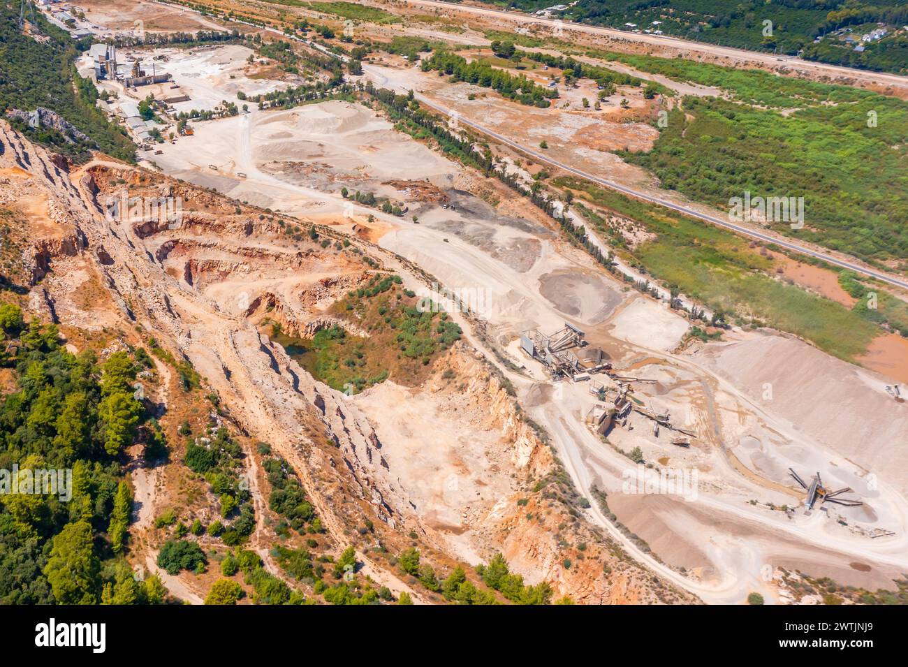 Vista aerea della cava mineraria a cielo aperto con molti macchinari in funzione vista sopra. L'area è stata estratta per rame, argento, oro e altri minerali. Foto Stock