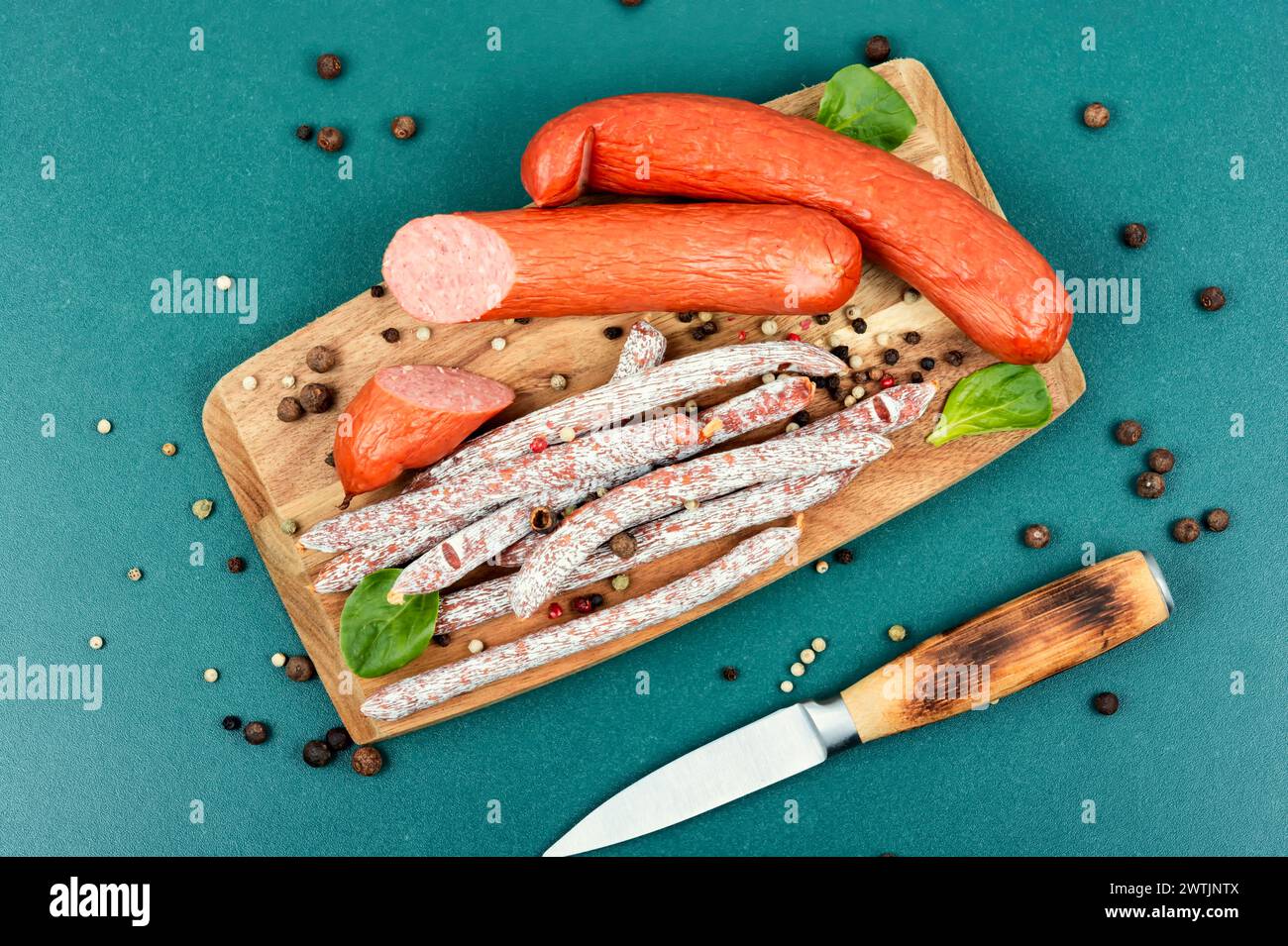 Salsicce kabanos affumicate, preparate con carne macinata mista con aggiunta di spezie e aglio. Caccia alle salsicce Foto Stock