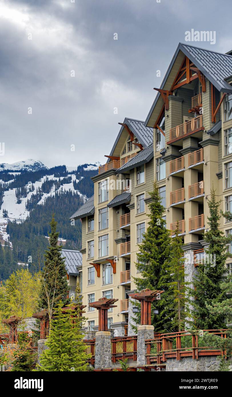 Edificio residenziale sullo sfondo delle montagne innevate Foto Stock