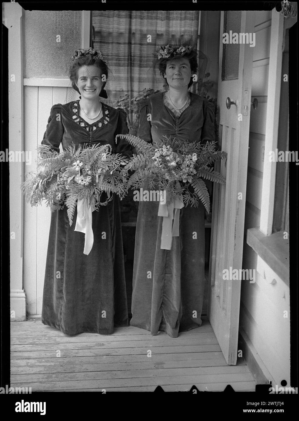 Pepperell – matrimonio Falconer: Janey Falconer (sposa) e la damigella d'onore Emily Mulinder negativi d'argento gelatina, negativi in bianco e nero Foto Stock