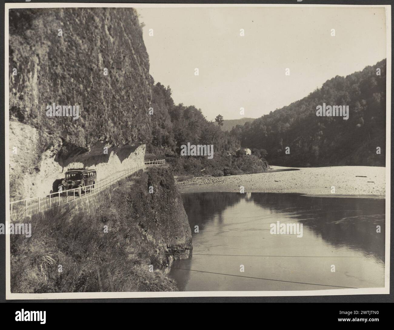 Hawks Crag, Buller Gorge. Dall'album: Summers album stampe in argento gelatina, stampe in bianco e nero, paesaggi Foto Stock