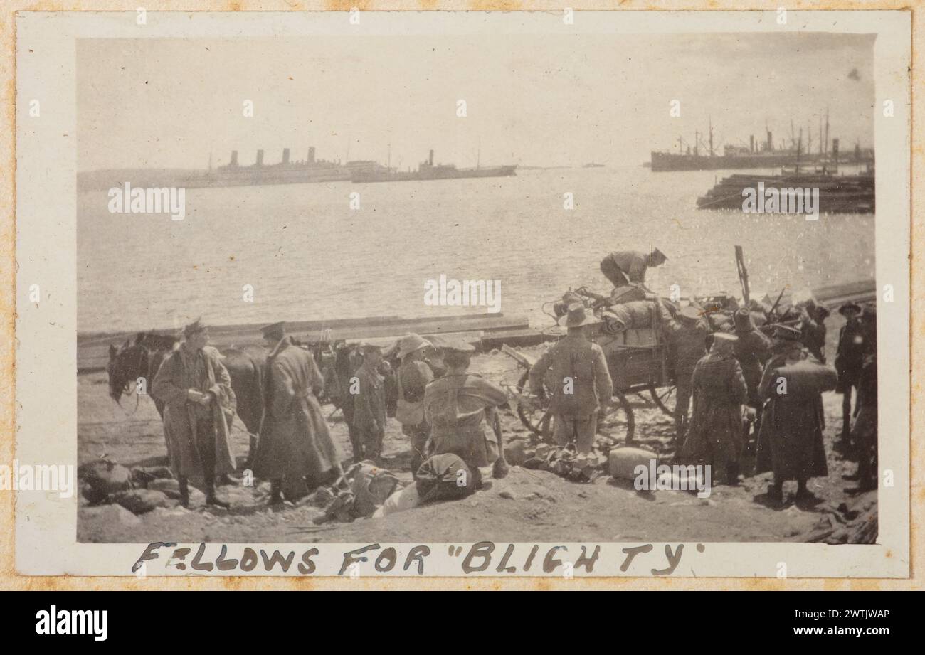 Compagni di "Blighty". Dall'album: Album fotografico di Major J.M. Rose, 1° NZEF stampe in bianco e nero, stampe in argento gelatina Foto Stock