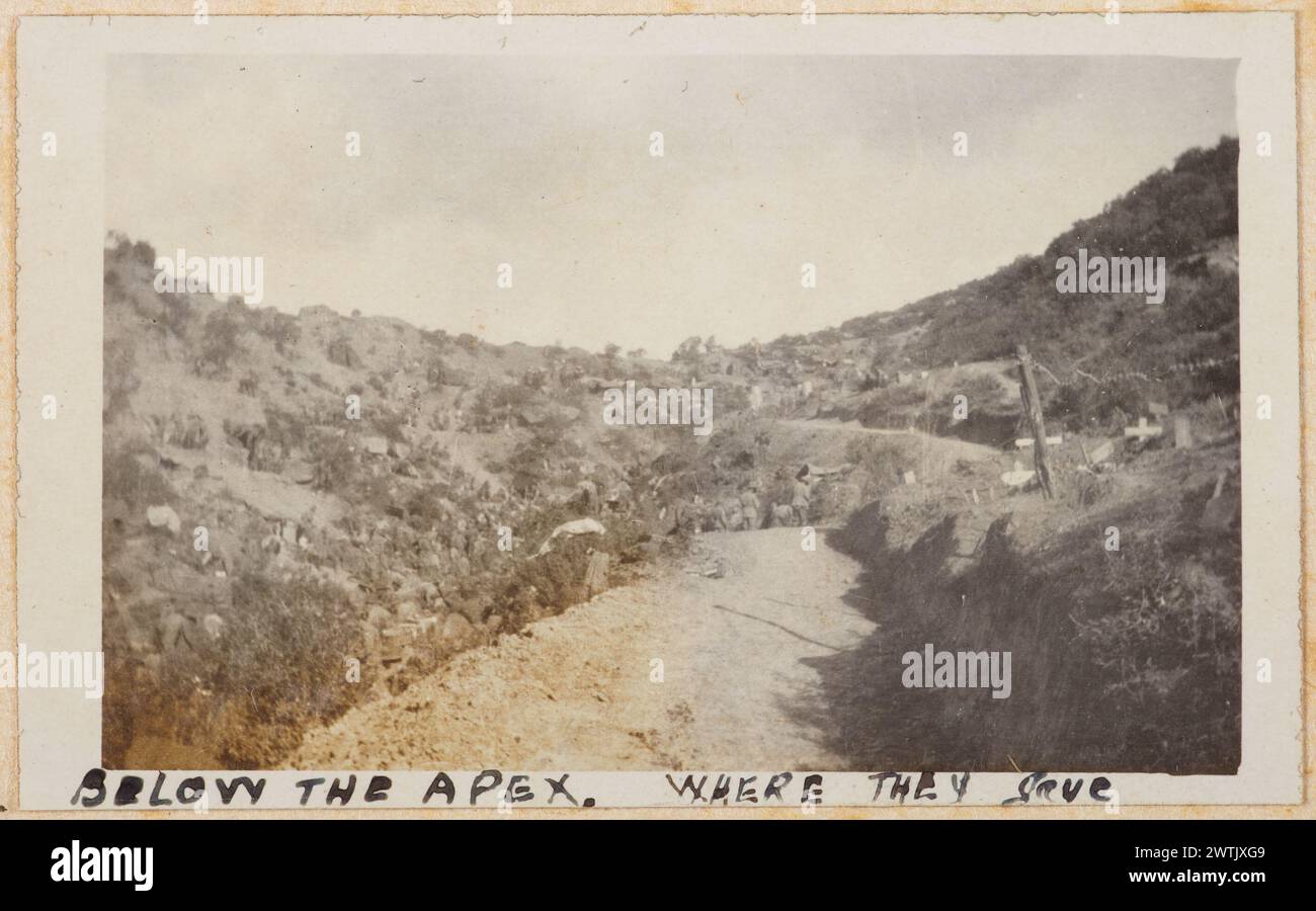 Li abbiamo seppelliti sul campo di battaglia sotto l'Apex, dove hanno dato la vita per il loro onore e il loro paese. Dall'album: Album fotografico di Major J.M. Rose, 1° NZEF stampe in bianco e nero, stampe in argento gelatina Foto Stock