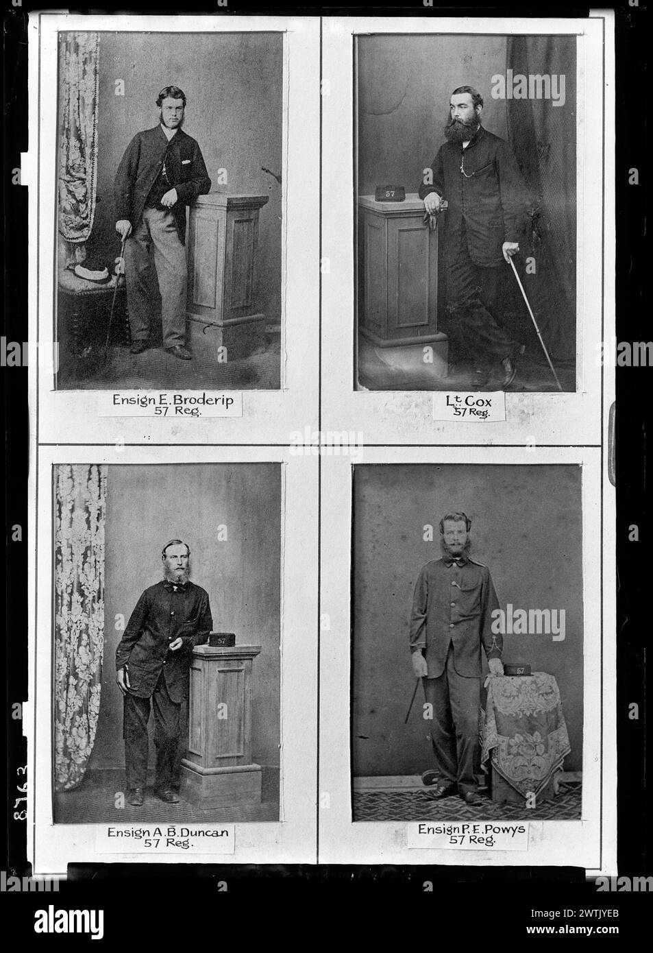 [Ufficiali del 57th Regiment - Broderip, Duncan, Powys, Cox] negativi a piastra secca gelatina, negativi in bianco e nero, copia Foto Stock