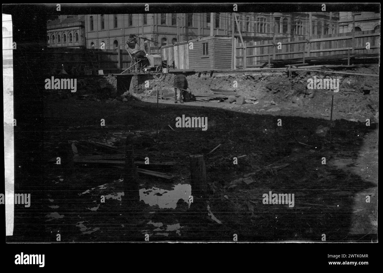 Cantiere all'angolo tra Bond Street e Jetty Street, Dunedin in bianco e nero negativo, nitrato negativo Foto Stock