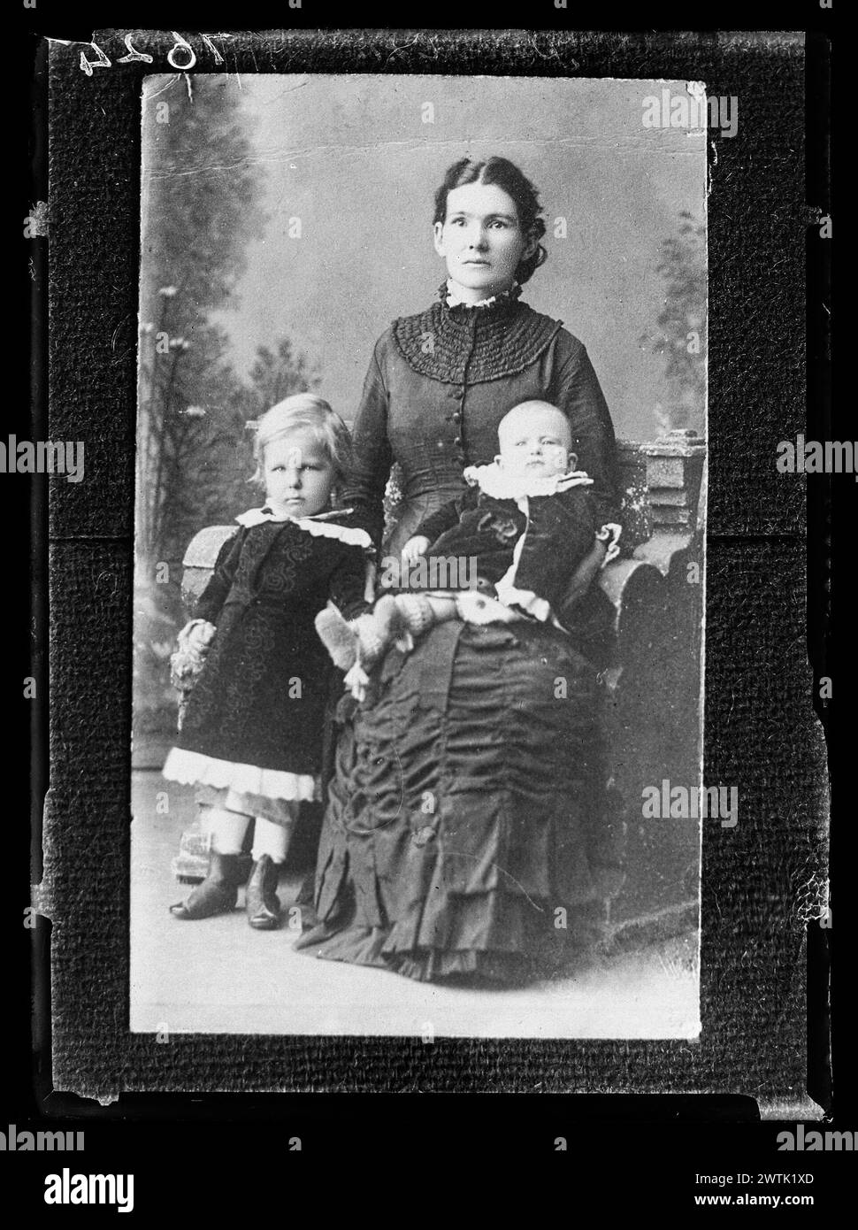 Copia di un ritratto di una donna e due bambini, inciso Powell JH 12 ritratti in studio, ritratti, negativi in bianco e nero, negativi in gelatina Foto Stock