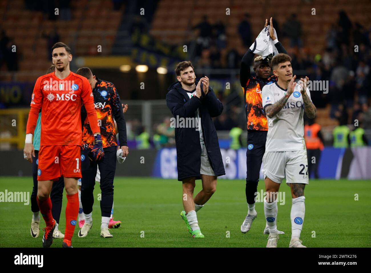 Alex Meret, Khvicha Kvaratskhelia e Khvicha Kvaratskhelia del Napoli tifo per i tifosi al termine della partita di calcio Inter FC SSC Napoli - Stadio Meazza il 17 marzo 2024 a Milano. Foto Stock
