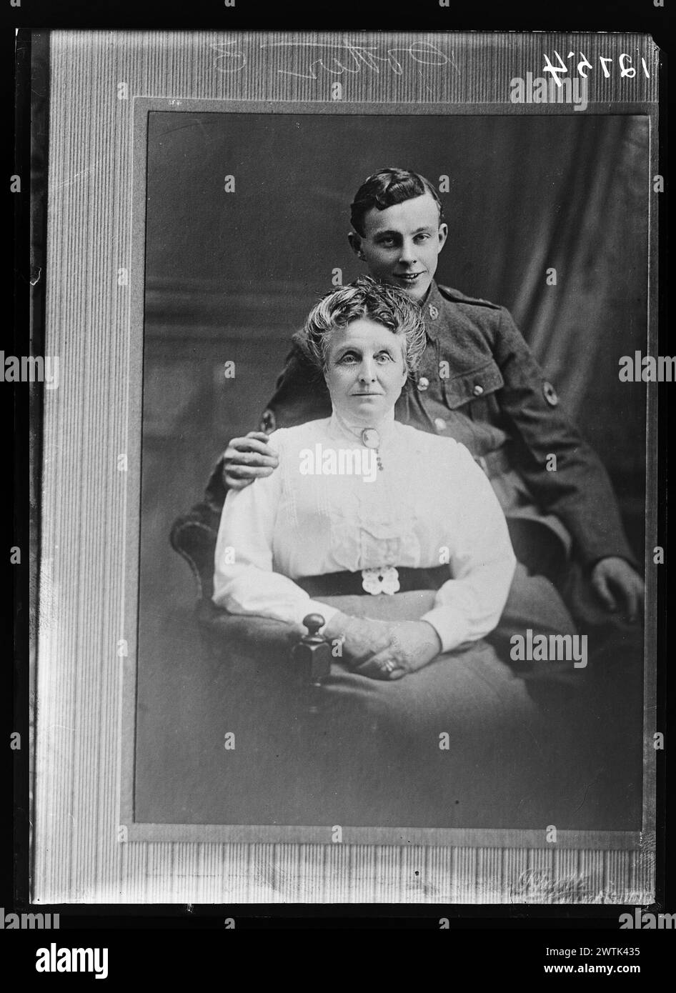 Copia di un ritratto di un soldato e di una donna, ritratti di studio di vasaio incisi, ritratti, negativi in bianco e nero, negativi a base di gelatina Foto Stock