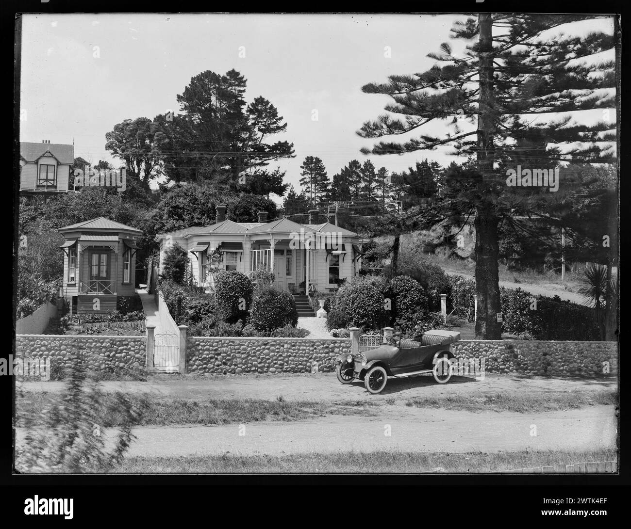 Casa privata e giardino circostante negativi in bianco e nero, negativi piatti secchi gelatina Foto Stock