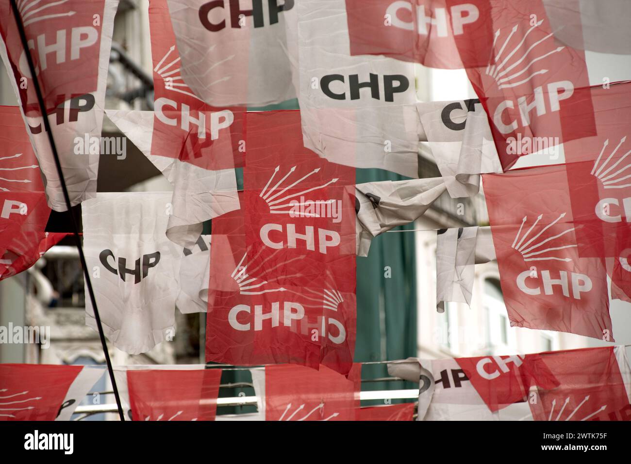 Istanbul, Turchia. 16 marzo 2024. Loghi del Partito Popolare Repubblicano turco o CHP appesi fuori dall'ufficio del partito in via Istiklal, Beyoglu, Istanbul. (Foto di John Wreford/SOPA Images/Sipa USA) credito: SIPA USA/Alamy Live News Foto Stock