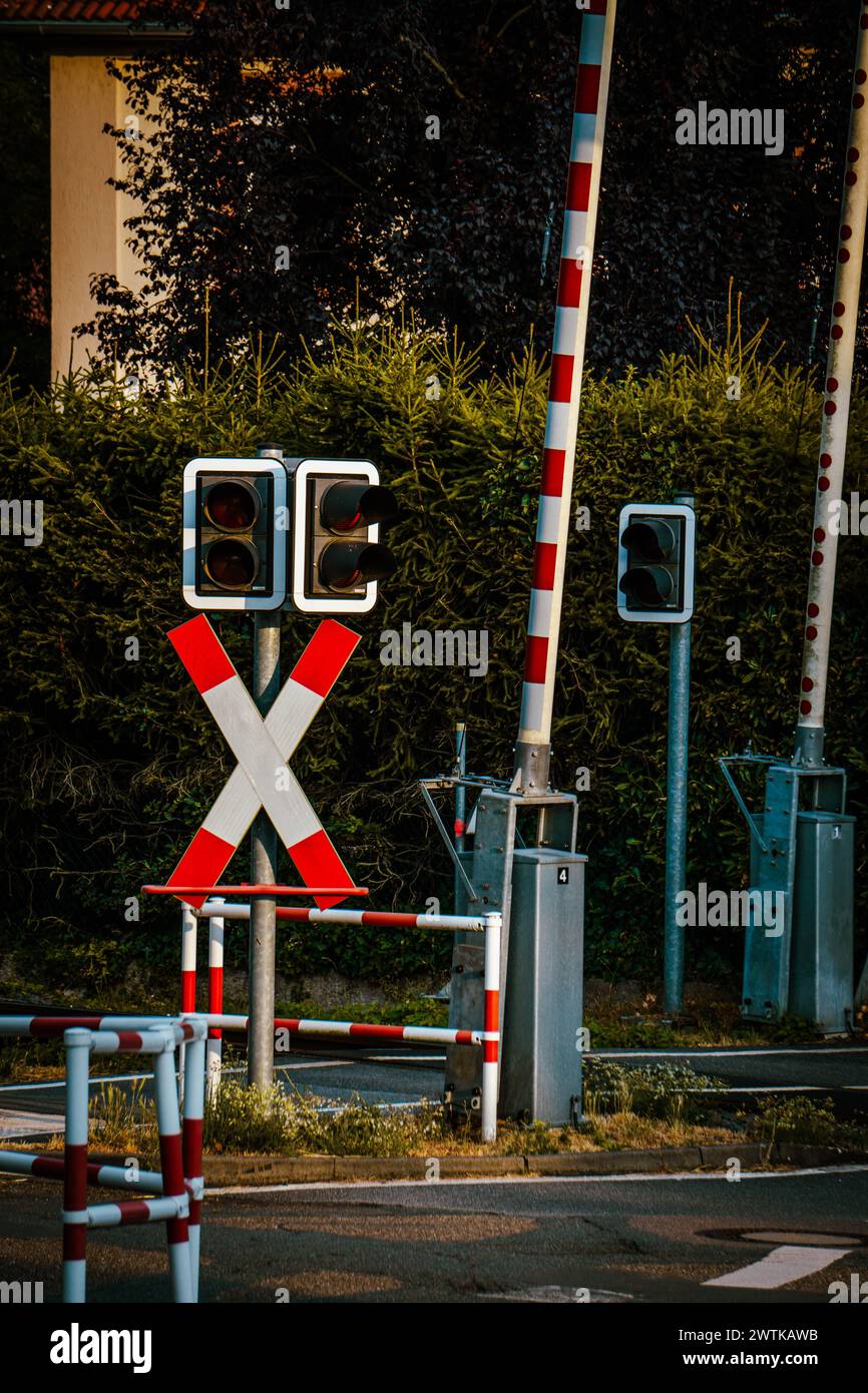 Barriera a strisce rosse e bianche con luci di arresto sul lato della strada Foto Stock