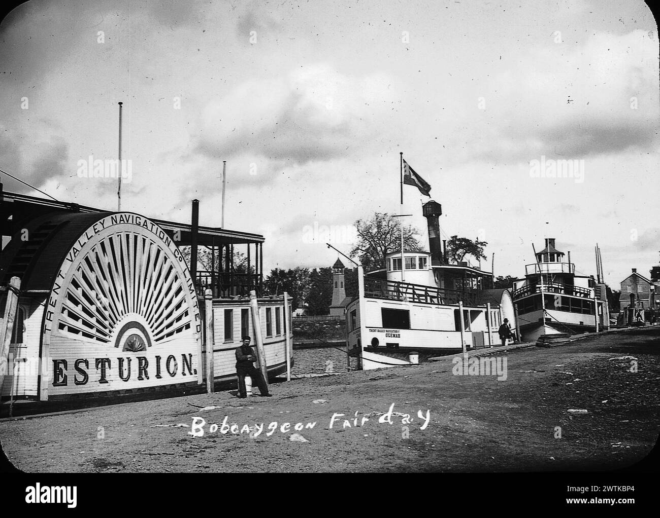 Transparency - T. V. N. Co. Batte a vapore al molo, Bobcaygeon, ON, circa 1900 Foto Stock