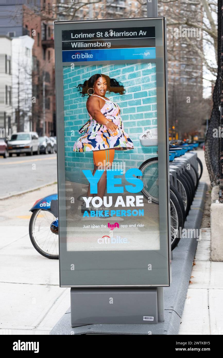 Un annuncio per il noleggio di biciclette Citibike con un attraente modello Plus size. A Williamsburg, Brooklyn, New York. Foto Stock