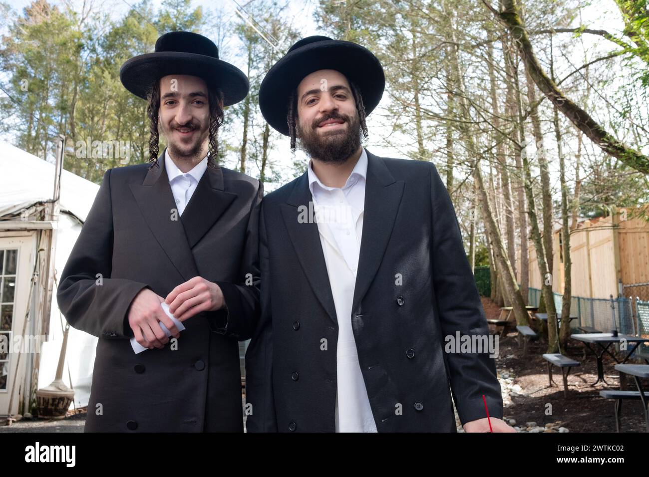 Un ritratto in posa di due uomini chassidici che sono cugini. Girato da un angolo di lw a Rockland County, New York. Foto Stock