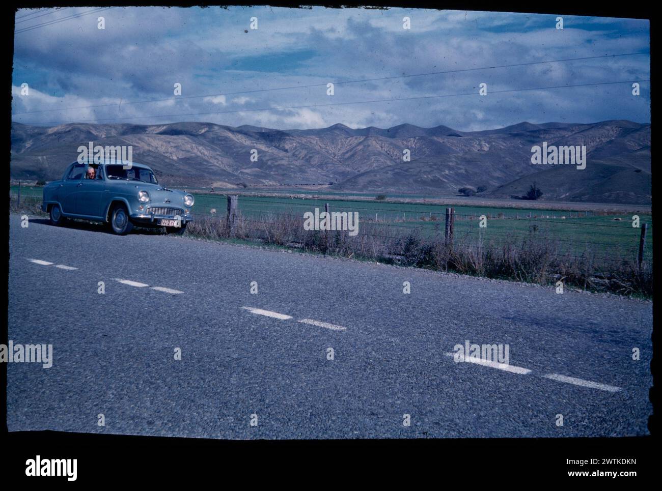 Le Vernon Hills che delimitano la Wairau Valley se di Blenheim trasparenze colorate, diapositive colorate Foto Stock