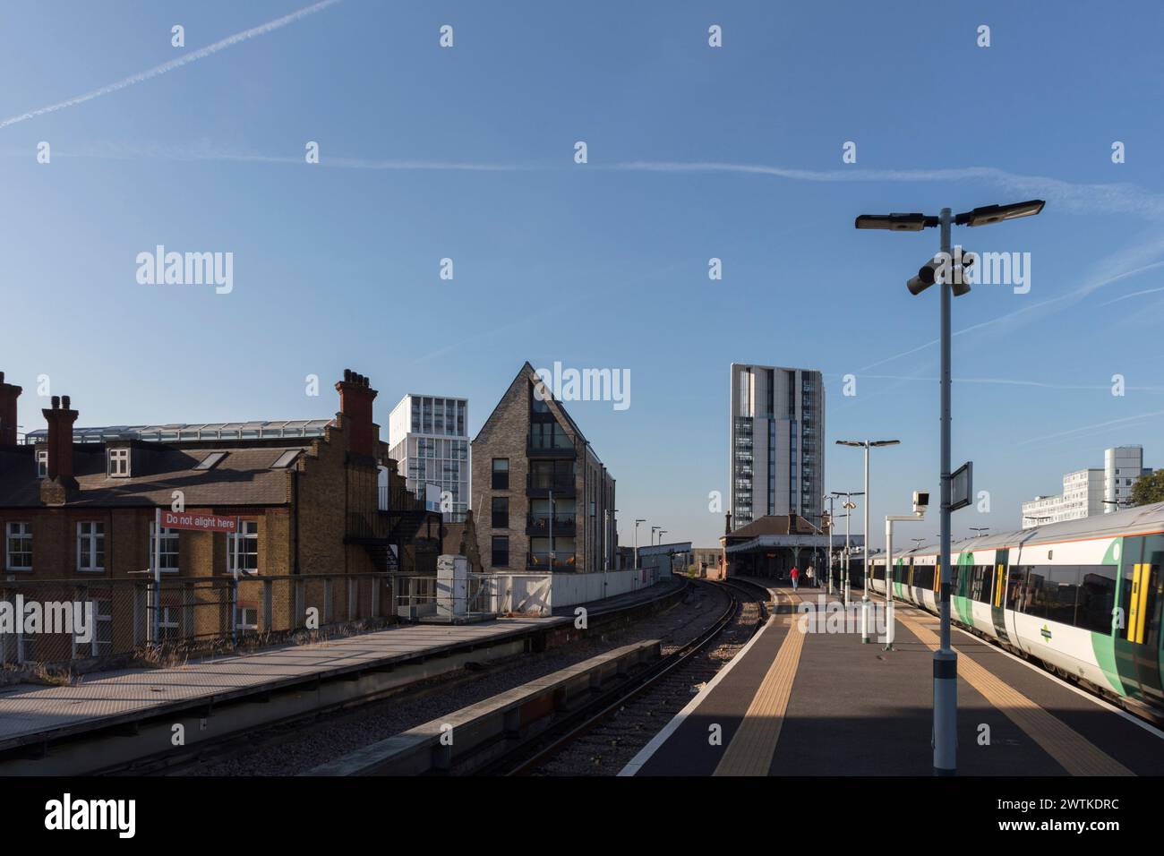 Guardando oltre lo sviluppo dalla piattaforma della stazione ferroviaria di Battersea Park. Battersea Exchange e St Mary's RC Primary School, London, United Foto Stock