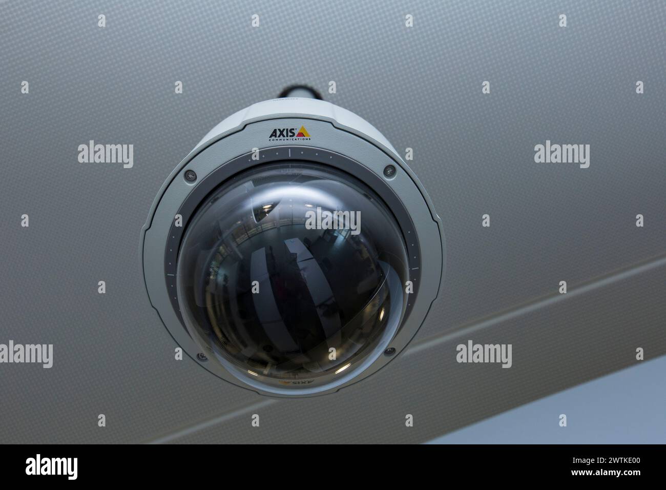 Telecamera di sorveglianza con vista su una stanza riflessa Foto Stock
