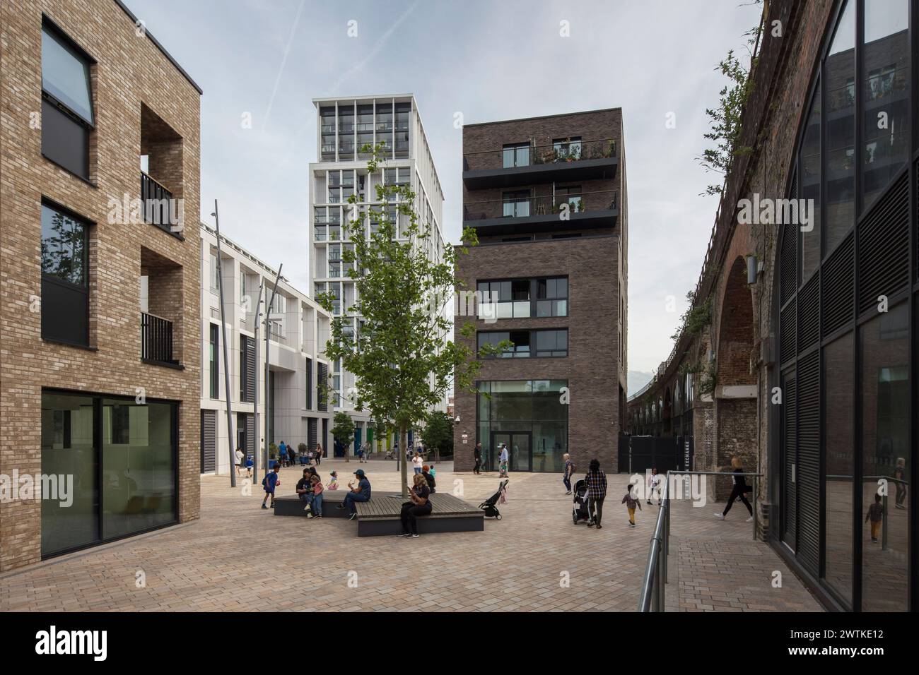Guardando attraverso l'area pedonale fuori dalla scuola di St Marys. Battersea Exchange and St Mary's RC Primary School, Londra, Regno Unito. Architetto: Foto Stock